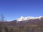 Son sommet culmine  1690 m d'altitude